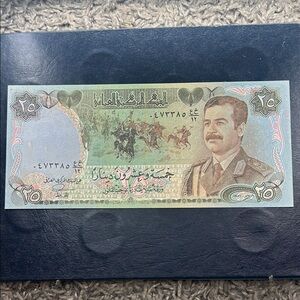 Iraqi 25 Dinar Banknote with Portrait and Horsemen - non circulated